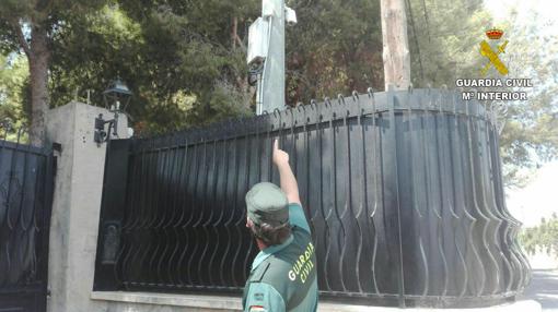 Cámaras de vigiliancia del chalé en el que se ocultaba, en un cuarto secreto.