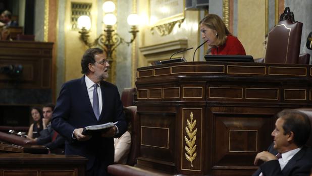 La presidenta del Congreso, Ana Pastor (i) conversa con el líder del PP, Mariano Rajoy