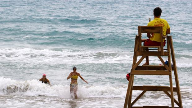 Un socorrista vigila la playa de San Juan de Alicante