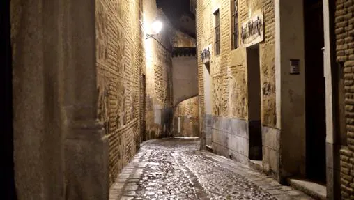 Una calle de Toledo de noche