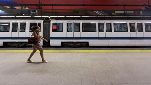 Una persona camina en el andén de una de las líneas de Metro Madrid