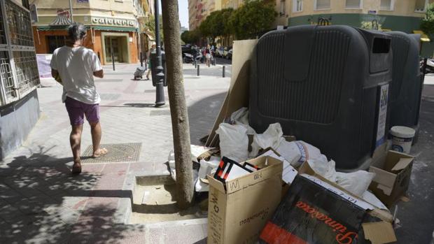 Imagen de los contenedores de una calle en el centro de Madrid en agosto