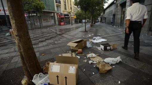 Latas, cartones y residuos en la calle Montera