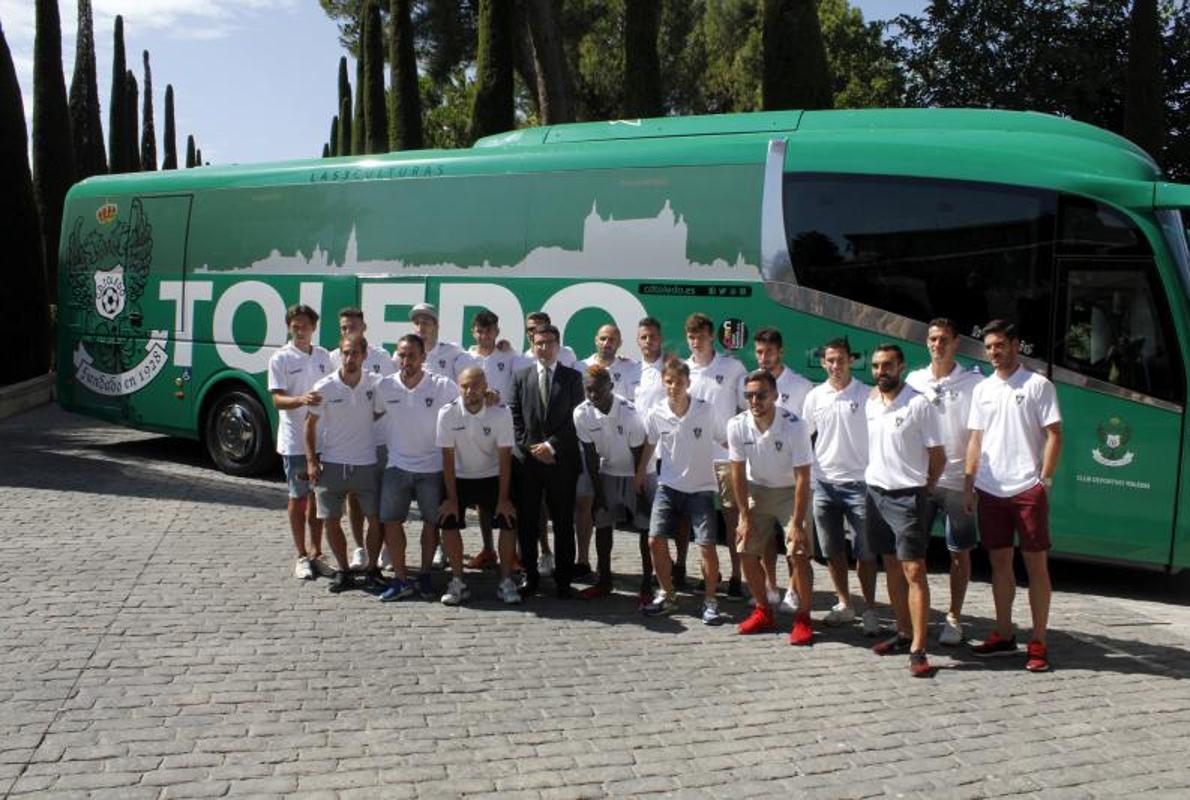 Los jugadores del Toledo posan en el acto celebrado el jueves