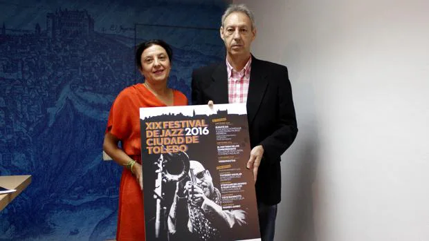 Pilar Chozas y José María González, con el cartel del festival