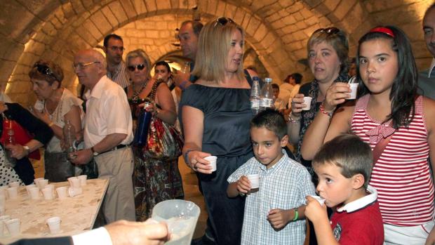 Celebración del rito de beber agua de la cripta de la Catedral de Palencia con motivo de San Antolín