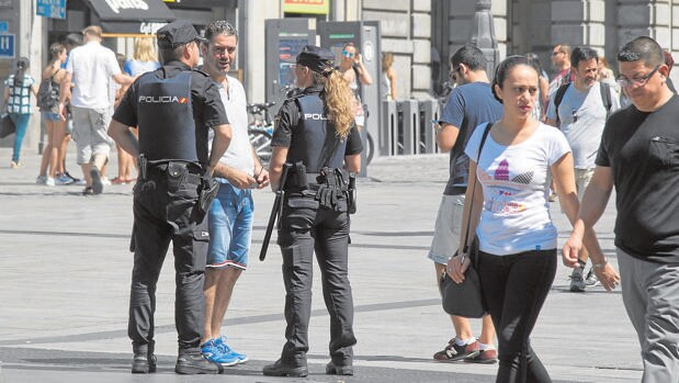 Dos agentes custodian el centro de Madrid