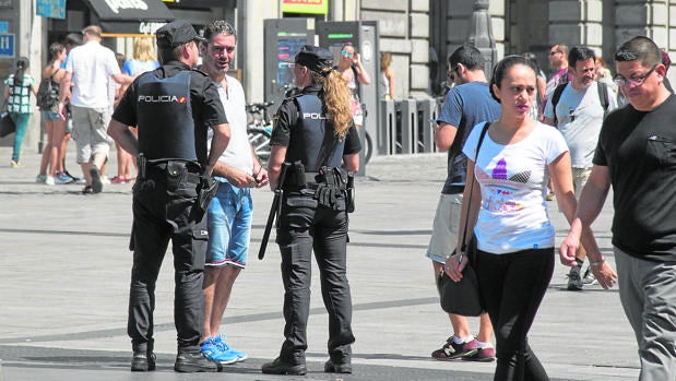 Dos agentes custodian el centro de Madrid