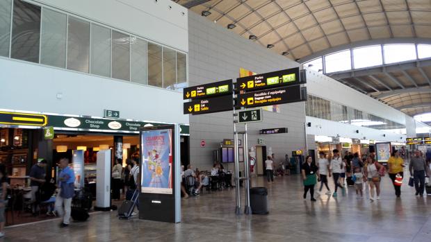 Zona comercial del aeropuerto donde se encuentra la tienda del robo.