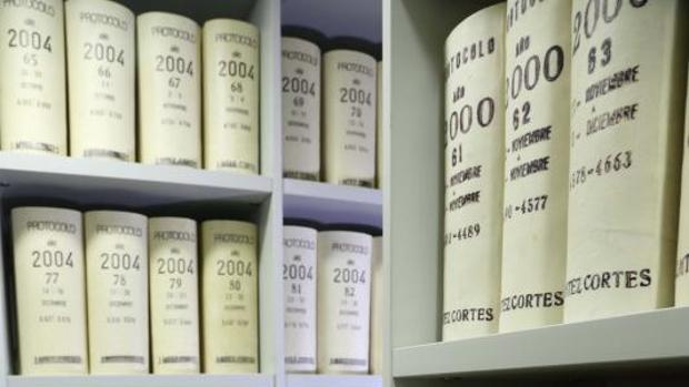 Documentos en un archivo notarial.