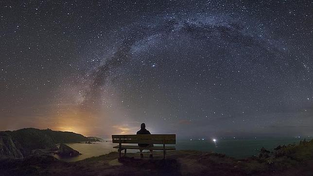 Vista noctura desde el banco de los acantilados de Loiba, en la Ría de Ortigueira