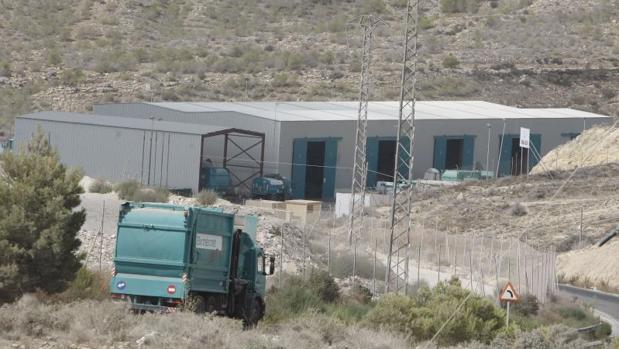 Un camión junto a la planta de reciclaje de residuos de Elche.