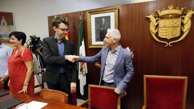 Fran Martínez (PSOE) saluda a Armando Esteve (UPyD) en el traspaso de poderes tras la moción de censura.