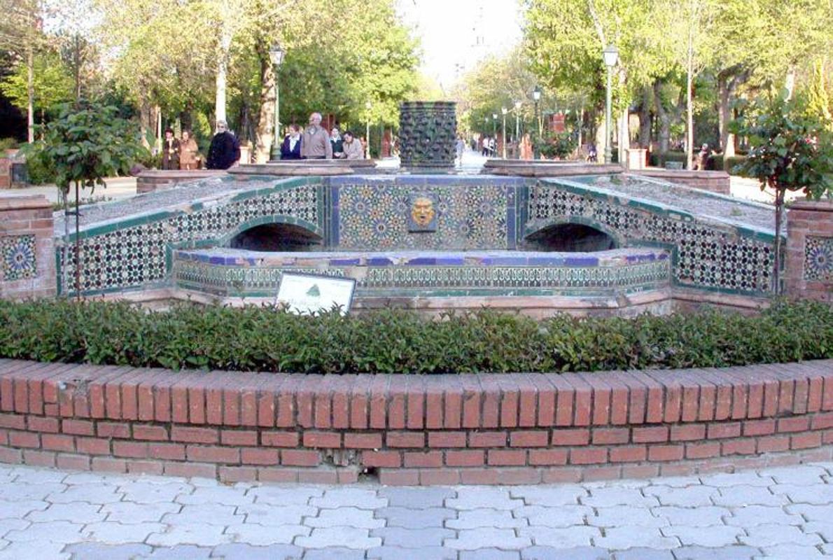 Fuente de cerámica de Ruiz de Luna en los jardines del Prado en Talavera