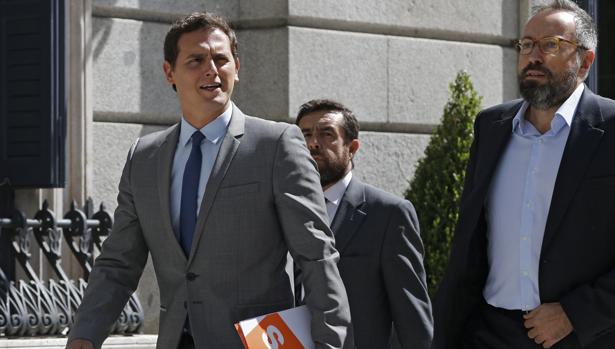 Rivera y su equipo llegando al Congreso para asistir a la primera jornada del debate de investidura a la que se sometió Mariano Rajoy