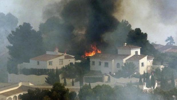El incendio de Benitatxell se extiende a Jávea y obliga a desalojar a un millar de personas de 16 urbanizaciones