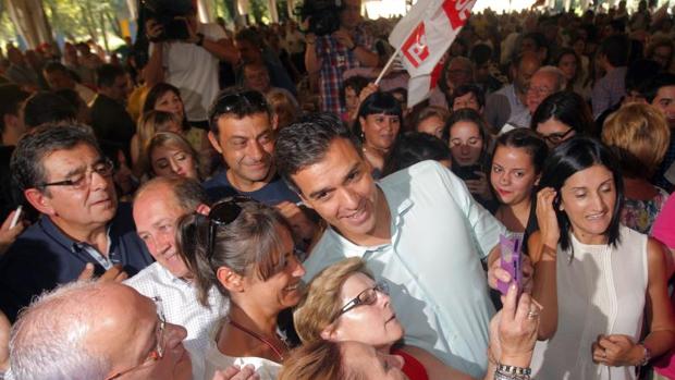 El secretario general del PSOE, Pedro Sánchez, y el candidato Leiceaga, ayer durante el acto celebrado en Oroso