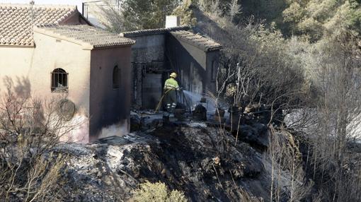 Los bomberos refrescan una de las zonas afectadas por el incendio de Jávea