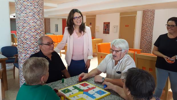 Imagen de Oltra durante su visita de este martes a la residencia de Carlet