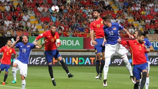 Diego Costa, Sergio Ramos, y Gerard Piqué en la jugada del primer gol