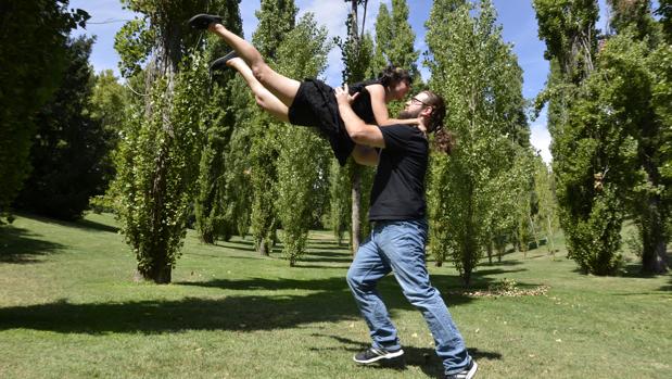 Una pareja baila el swing al aire libre