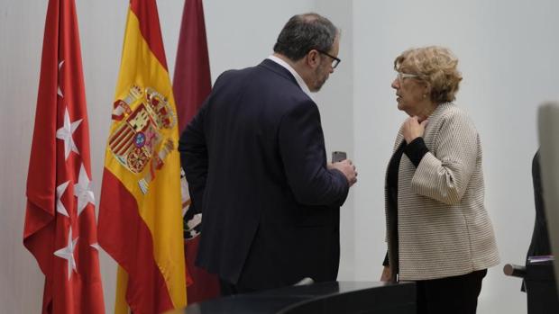 El delegado de Seguridad, Javier Barbero, y la alcaldesa de Madrid, Manuela Carmena