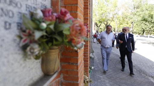 El concejal Javier Babero, durante su visita al cementerio de La Almudena