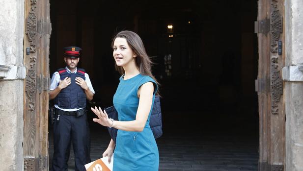 Arrimadas, ayer, a su llegada al Palau de la Generalitat