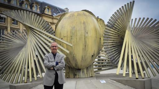 El artista Manolo Valdés, con una de sus obras en la capital francesa.