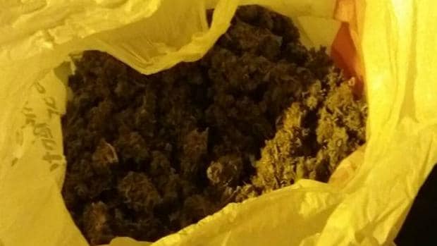 Una de las bolsas llenas de marihuana que ha intervenido la Guardia Civil