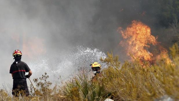 Bomberos en la extinción del incendio entre Jávea y Benitatxell