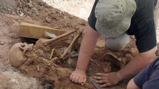 Trabajo de exhumación en una fosa común
