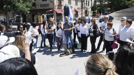 Judíos rezando frente a la escultura de Samuel Leví en Toledo