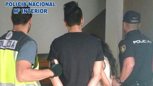 Dos detenidos, custodiados por la Policía Nacional