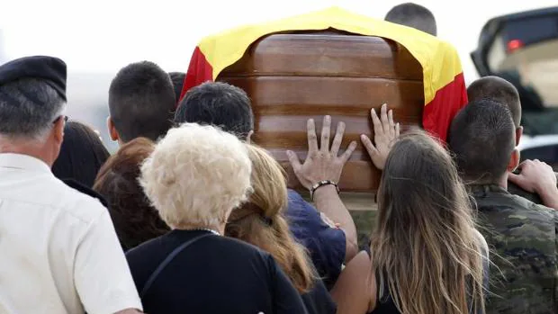 Cortejo fúnebre del militar fallecido, este sábado en el aeropuerto de Manises