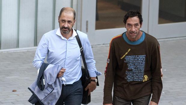 El presunto autor de quince fuegos en Orense, acompañado de su abogado