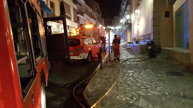 Desalojan a 15 vecinos al arder cinco vehículos en un garaje