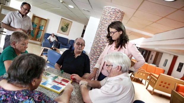 La vicepresidenta del Consell, Mónica Oltra, en una visita a la residencia geriátrica de Carlet