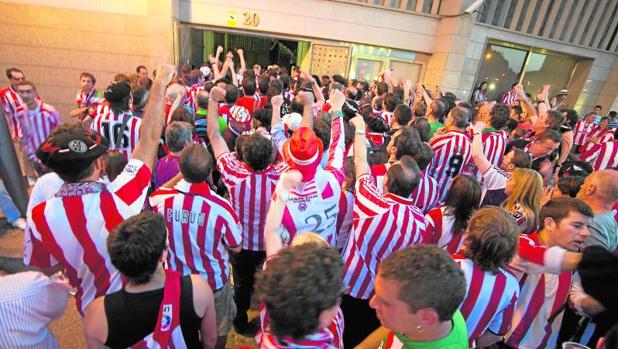 Miles de aficionados rojiblancos acceden al estadio Vicente Calderón