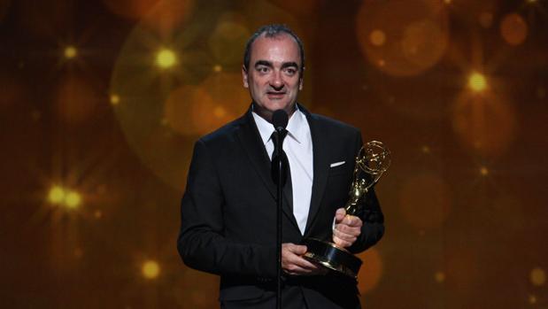 Víctor Reyes recibiendo su Emmy, premio que otorga la Academia de la Televisión americana