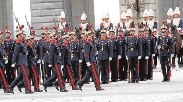 Ceremonia del relevo solemne de la Guardia Real en el Patio de la Armería