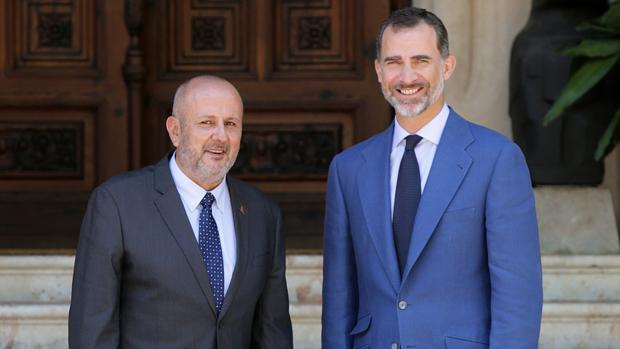 Miquel Ensenyat, presidente del Consell de Mallorca, junto a Su Majestad el Rey