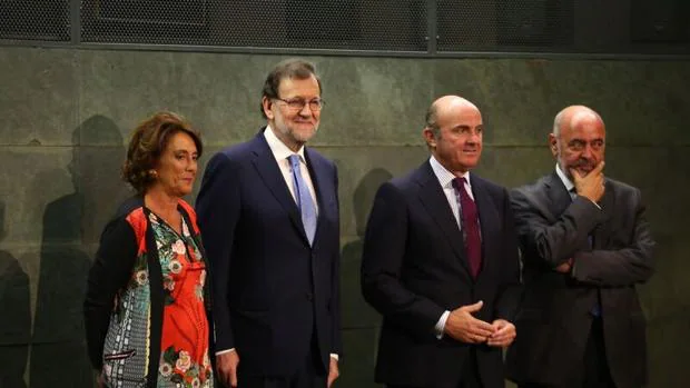 Mariano Rajoy, junto a Luis de Guindos en la presentación de su libro