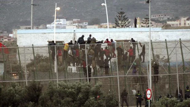 Imagen de 2014 de varios inmigrantes encaramados a la valla de Melilla