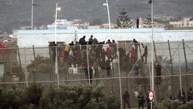 Imagen de 2014 de varios inmigrantes encaramados a la valla de Melilla