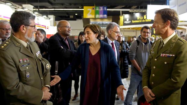 Ada Colau y los dos militares en el Salón de Enseñanza celebrado en marzo