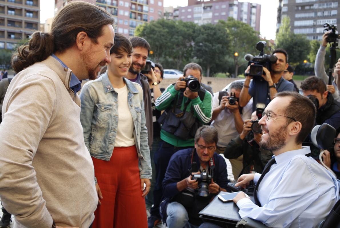 Iglesias y Echenique, junto a la nueva presidenta de las Cortes de Aragón, Violeta Barba (Podemos)