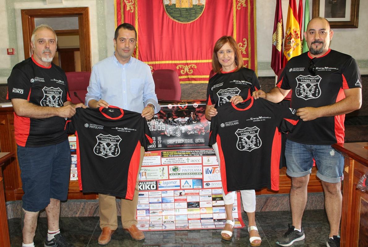 El alcalde Anastasio Arevalillo, junto al presidente del Motoclub Torrijos, Luis Miguel de Celis y otros miembros del club