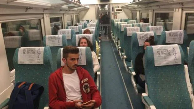Algunos de los 109 pasajeros «encerrados» en el interior del vagón