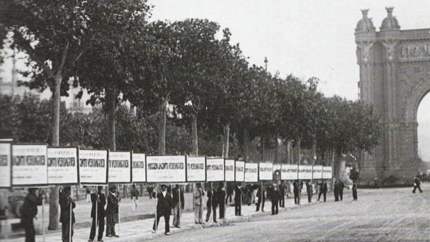 Una fotografía de Frederic Ballell muestra fila de hombres-anuncio que publicitan las bras completas de Verdaguer